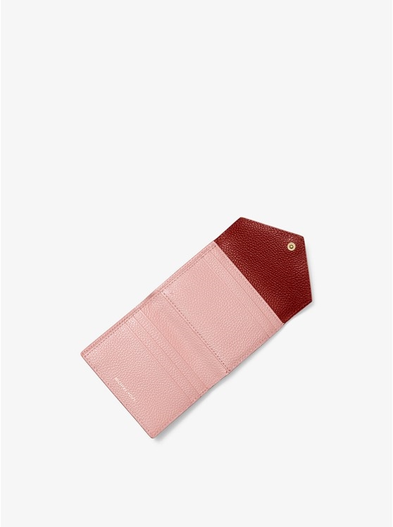 Каталог Двухцветный кошелек-конверт среднего размера из зернистой кожи от магазина Michael Kors