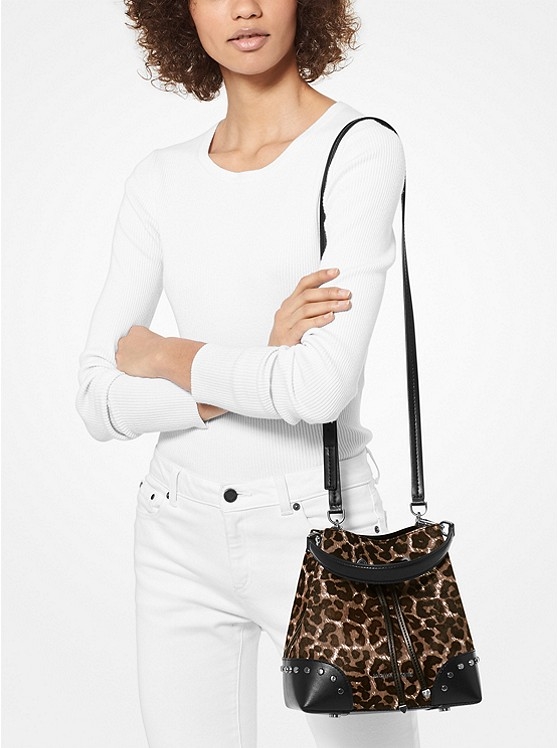 Каталог Mercer маленькая сумка с  леопардовой ворсовой вставкой от магазина Michael Kors