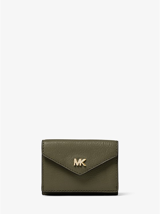 Каталог Маленький кожаный кошелек-конверт из зернистой кожи от магазина Michael Kors