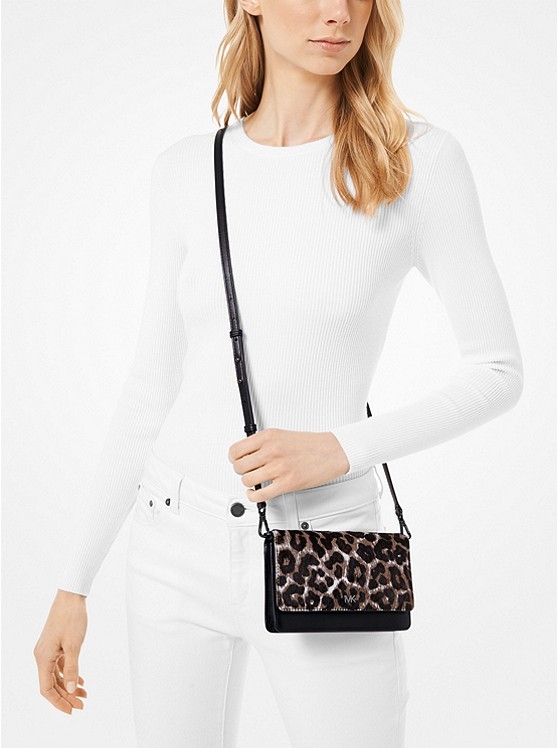 Каталог Кожаная сумка через плечо с леопардовой ворсовой вставкой от магазина Michael Kors