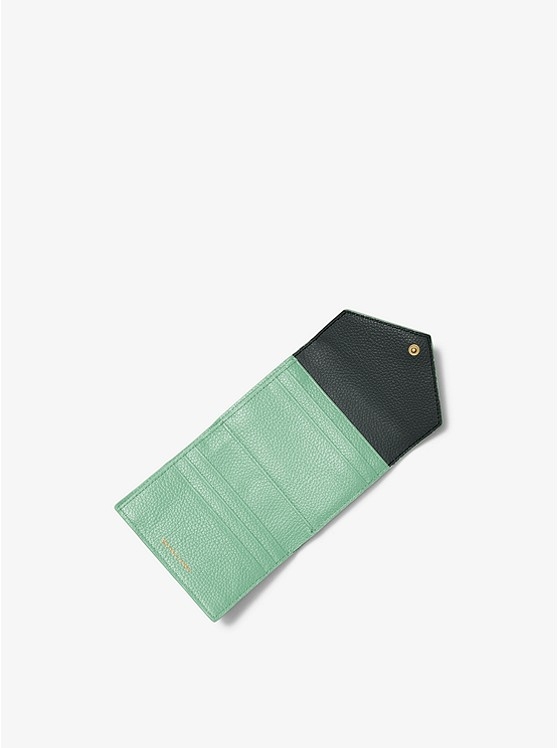 Каталог Двухцветный кошелек-конверт среднего размера из зернистой кожи от магазина Michael Kors
