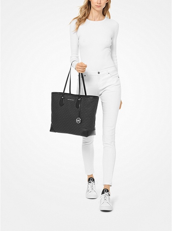 Каталог Eva большая сумка с логотипом от магазина Michael Kors