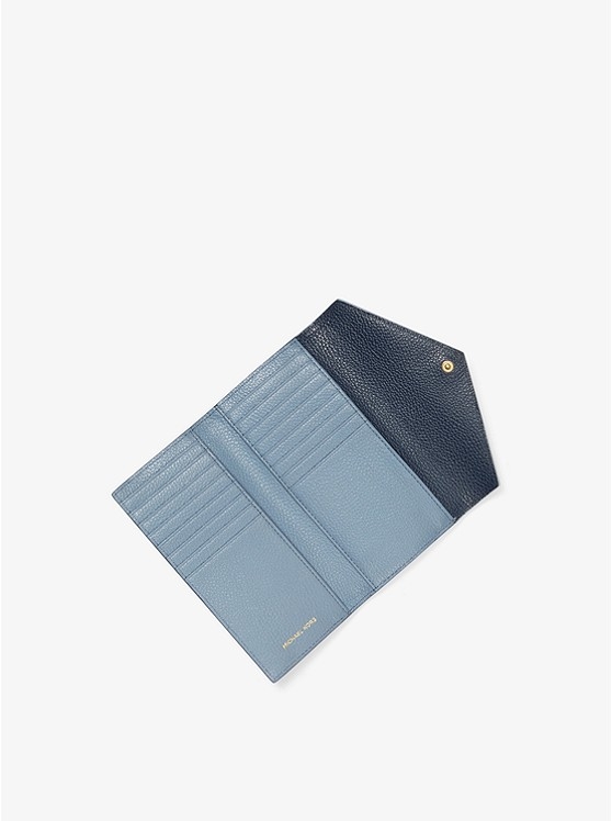 Каталог Большой двухцветный кошелек-конверт из зернистой кожи от магазина Michael Kors