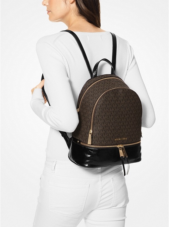 Каталог Rhea рюкзак с логотипом среднего размера от магазина Michael Kors